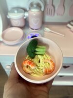 В миске лежит игрушечная еда из полимерной глины, 2 креветки, брокколи и спагетти.