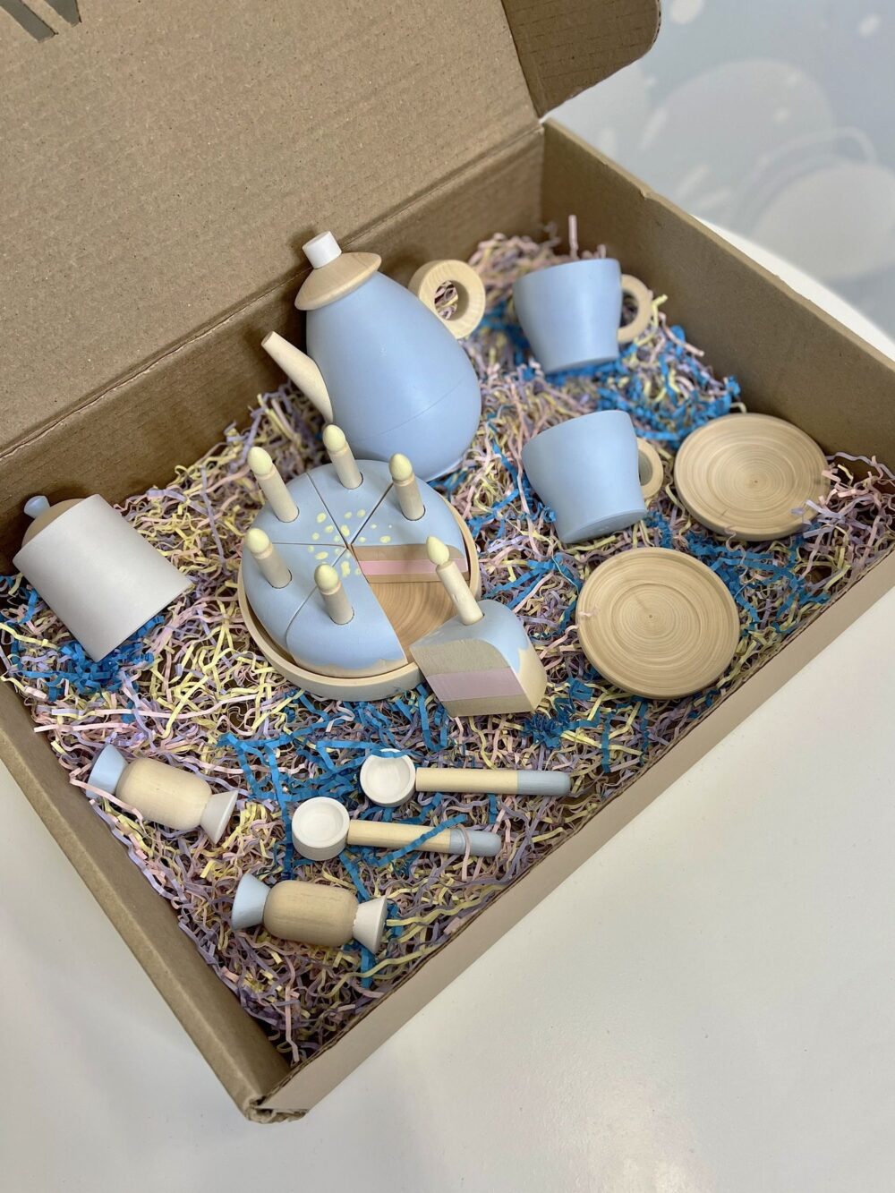 Синий чайный и кофейный детский игровой набор готовый к отправке покупателю. В комплекте игрушечный тортик