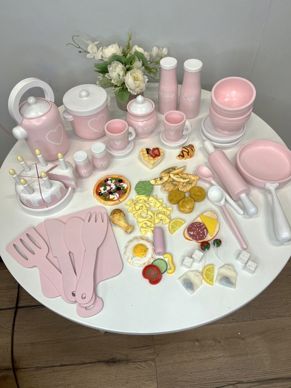Набор детской игровой посуды розовый, полный комплект, общий вид плюс игрушечная еда из полимерной глины
