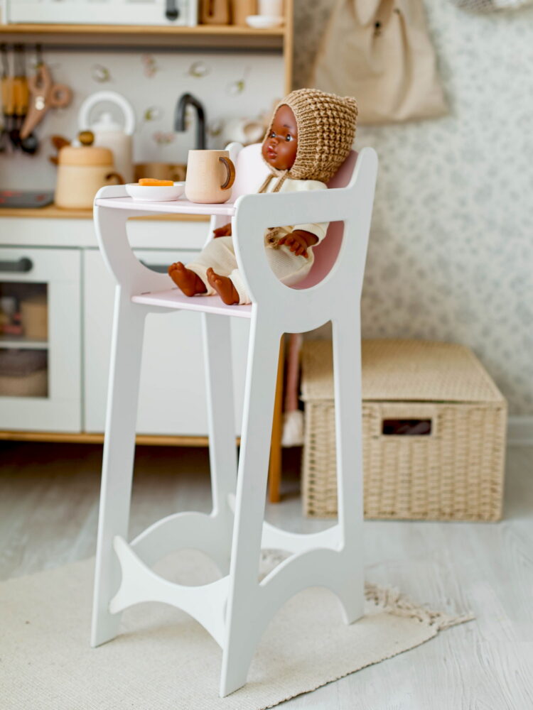 Бело-розовый стульчик для кормления кукол с игрушкой. Общий вид.